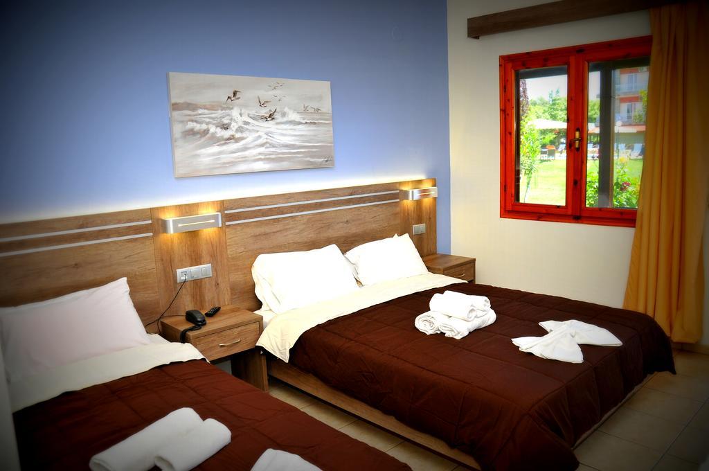 Denis Hotel And Bungalows Korinós Extérieur photo